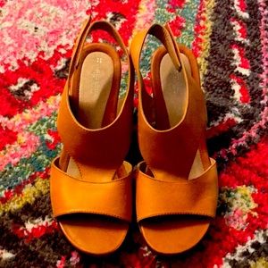 Tan Naturalizer wedges